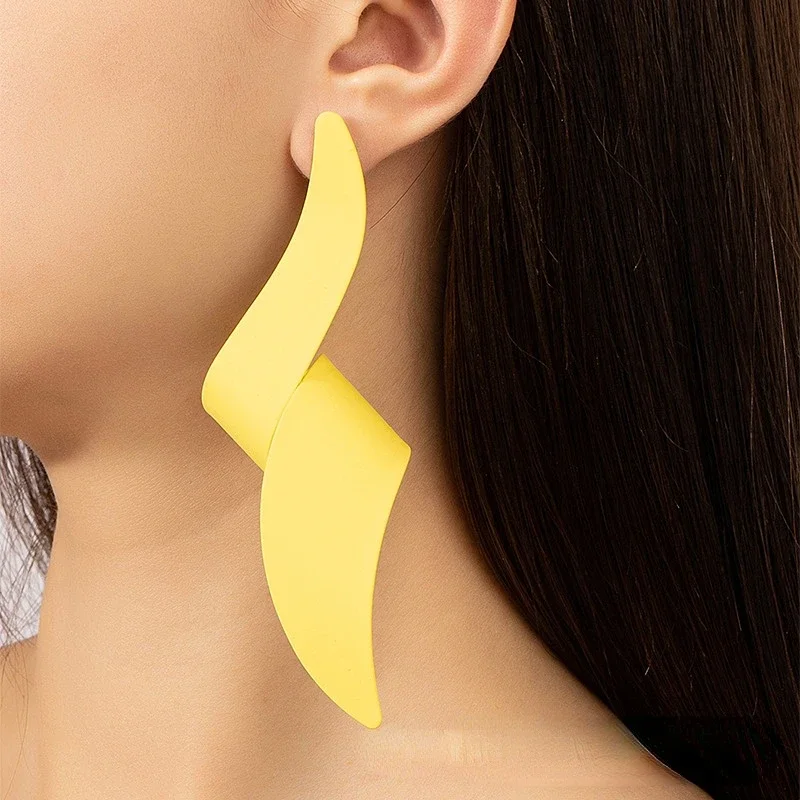 Modern Jewelry Twist Drop Earrings Europe United States Personality Modern Design Big Metal Yellow Long Earrings For Women Gift