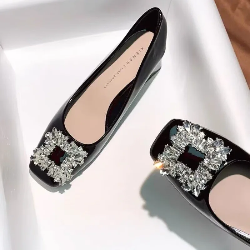 

Новые женские туфли 2026 года с квадратным носком, стразами и квадратной застежкой, из лакированной кожи, на толстом каблуке, с низким вырезом
