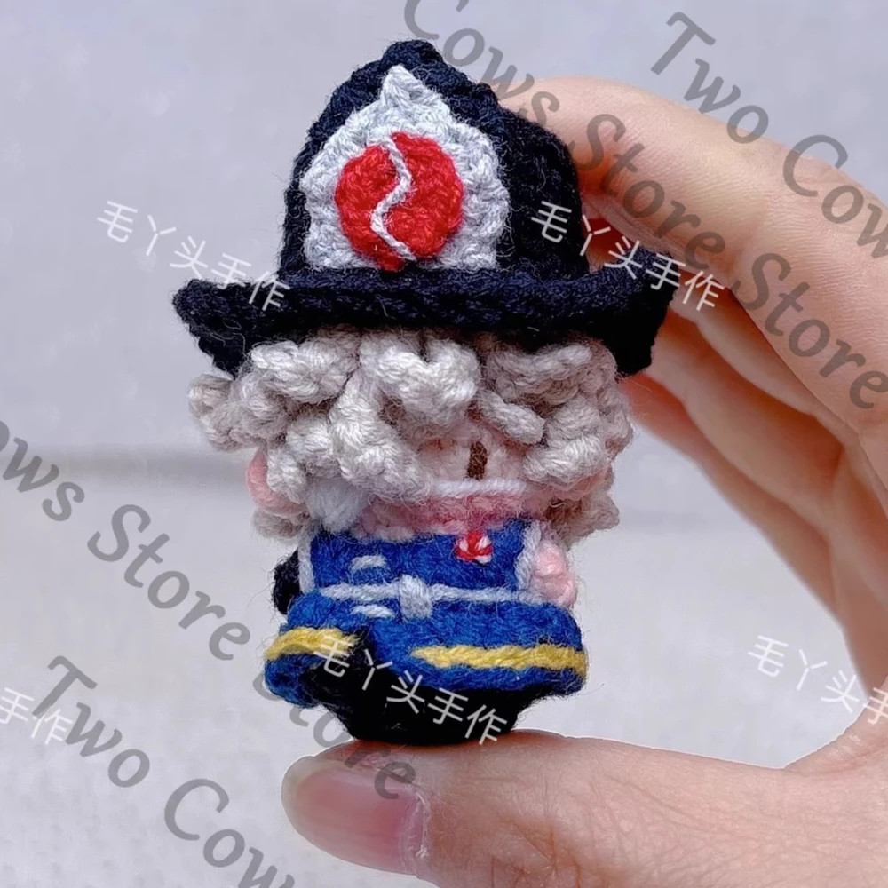 

Identity V: Огненный детектив, 4 см, вязаный вручную из шерстяной пряжи, изысканный квадратный элемент, помпон, Q-версия, памятный кулон