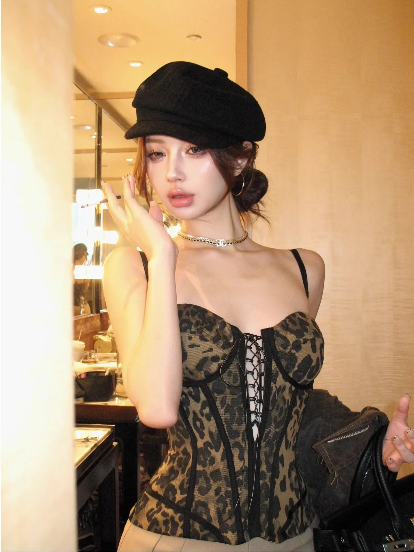 

Женский кроп-топ-камизоль с V-образным вырезом, облегающий, в стиле Харадзюку, с ажурной вышивкой, киберпанк, без рукавов, дышащий, с эффектом ледяной прохлады