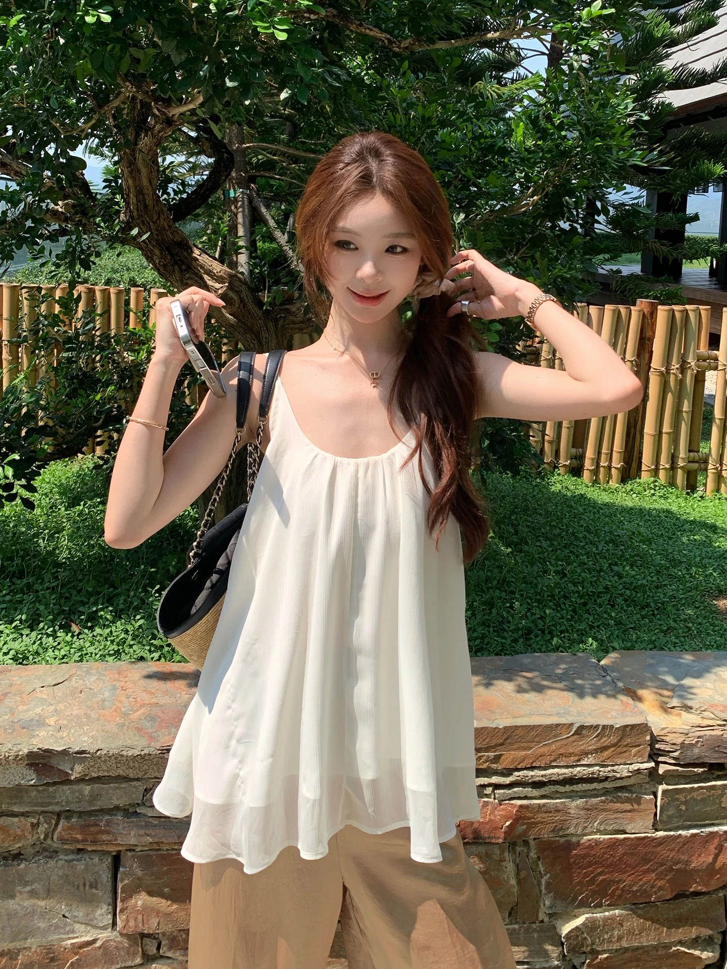 

Летний тонкий дышащий шифоновый топ EKOOL с U-образным вырезом на бретельках для женщин: свободный, универсальный, стройнящий, без рукавов, легкий, подчеркивающий фигуру