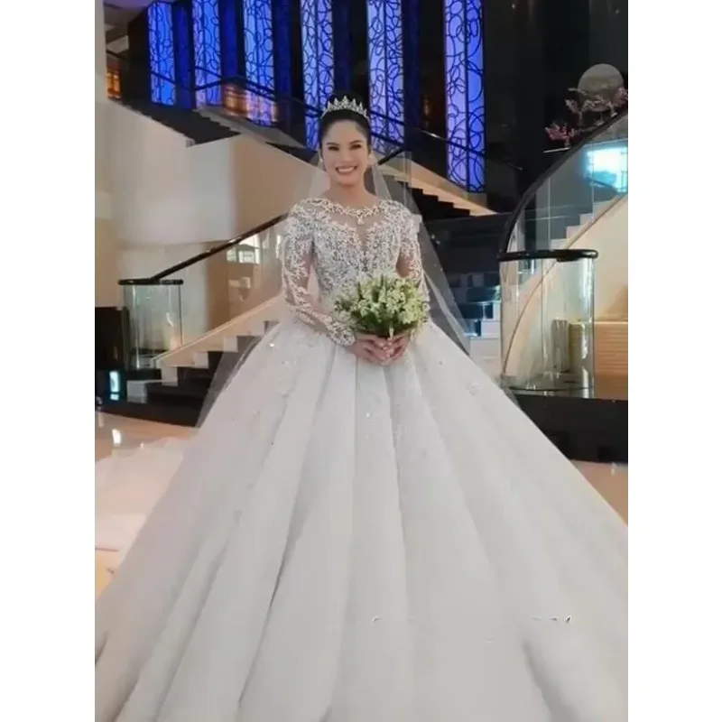 カスタマイズされた中国のオーダーメイドデザイン、お客様の写真に合わせてカスタマイズされた純白の花嫁のウェディングドレス2023