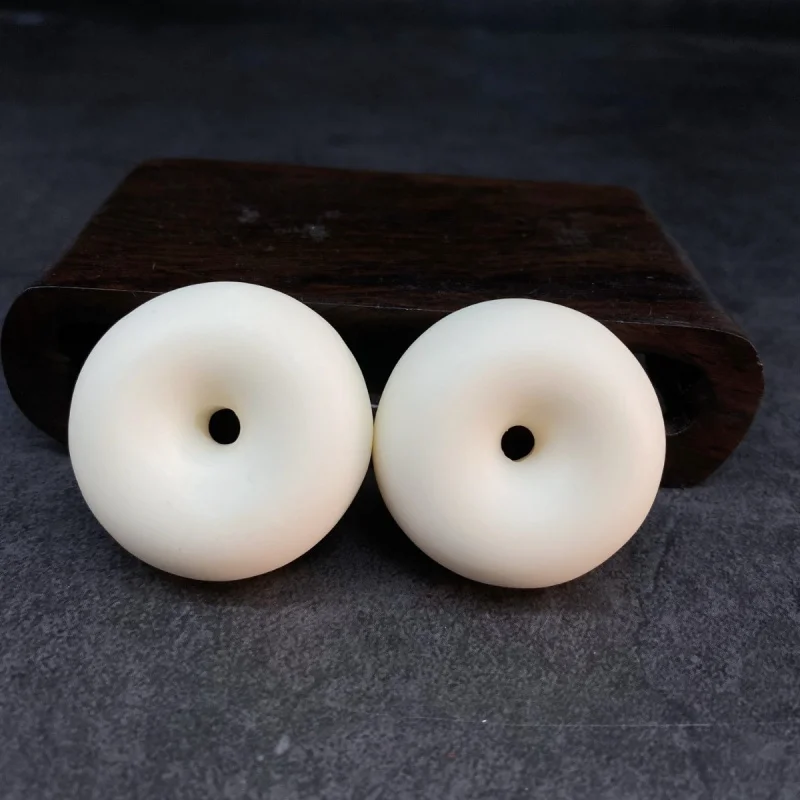 

Ivory Nut round Pendant Thickness Peace Buckle Accessories Hand Carved Bodhi Necklace Pendant Factory Wholesale