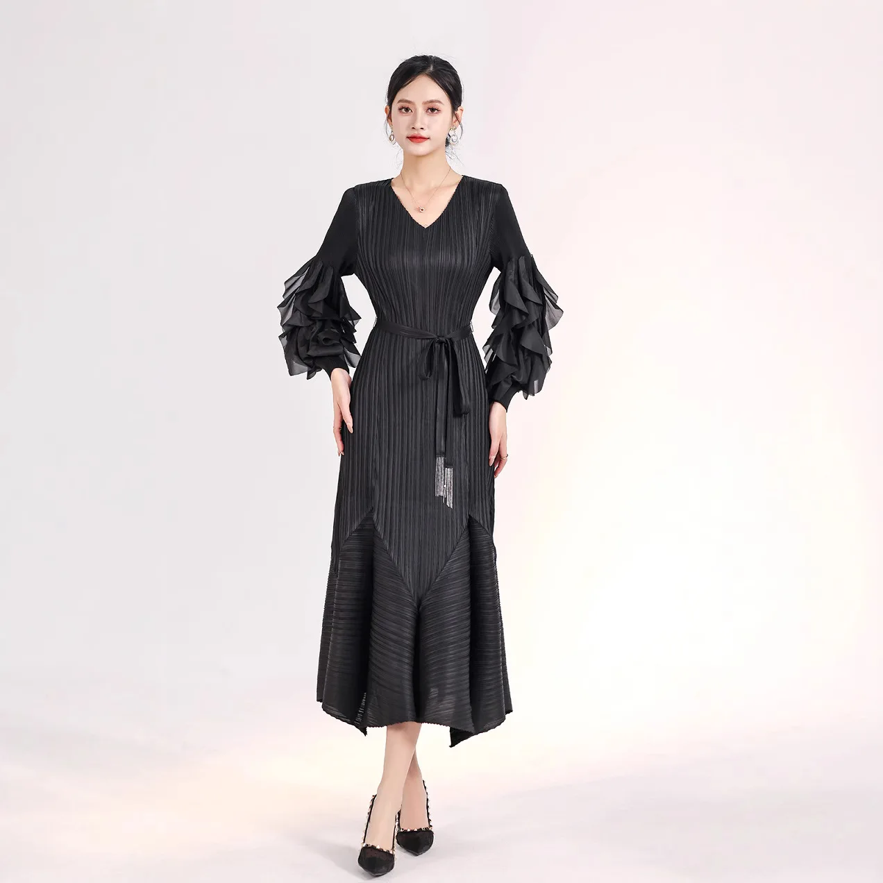 2024 Autumn Miyake Folds New V-Neck Long Sleeve Temperament Belt Elegant Lantern Sleeve Age Reduction Women's Dress