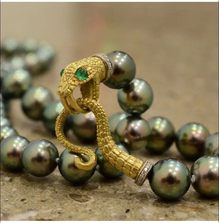 

Qingdao Ornament European and American Retro Gold Snake Glass Pearl Necklace Accessories