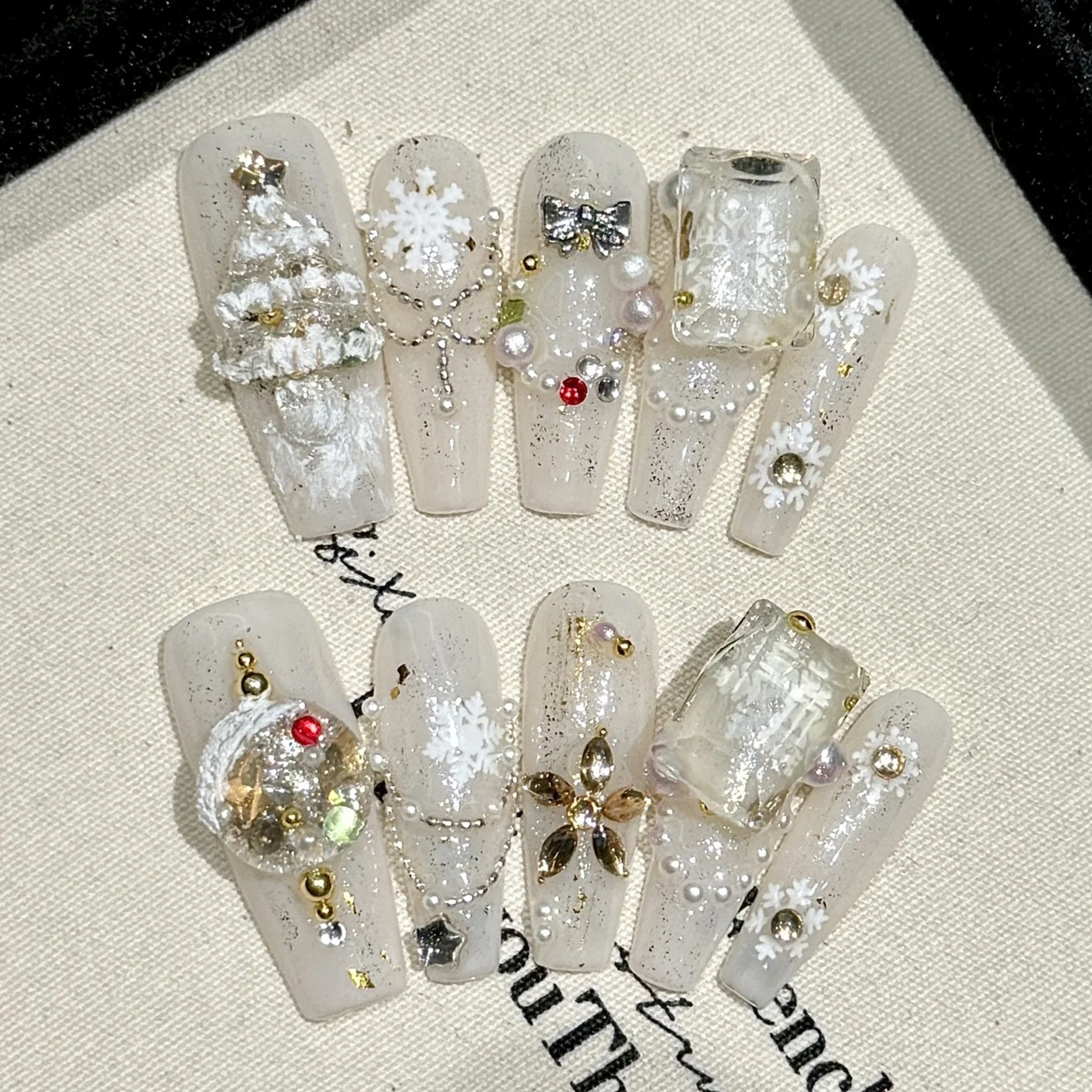 10 Uds. De uñas postizas francesas largas hechas a mano para el día de Navidad, cubierta completa, cadena de perlas, diamantes de imitación de Papá Noel, manicura