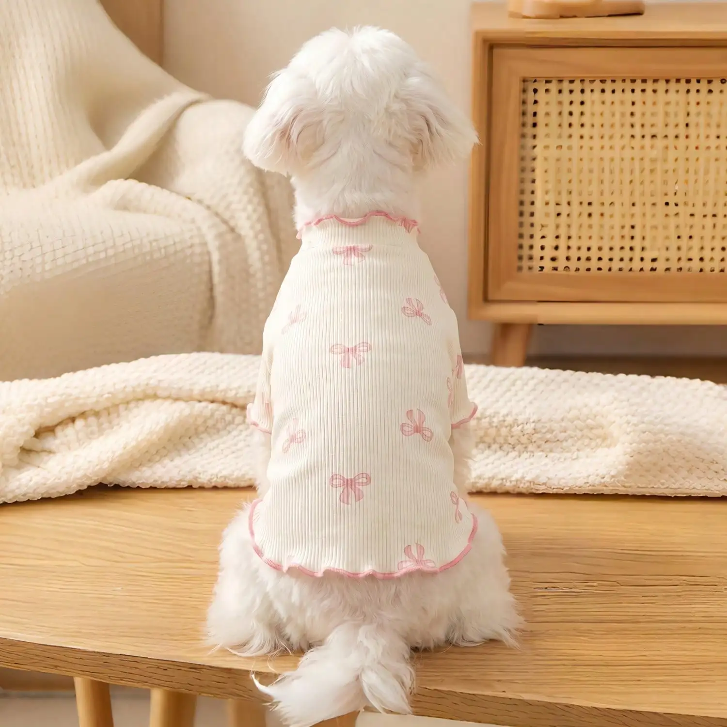 Geripptes Haustier-T-Shirt mit Herz- und Schleifendruck und Rüschenbesatz für kleine Hunde und Katzen – Detail 4