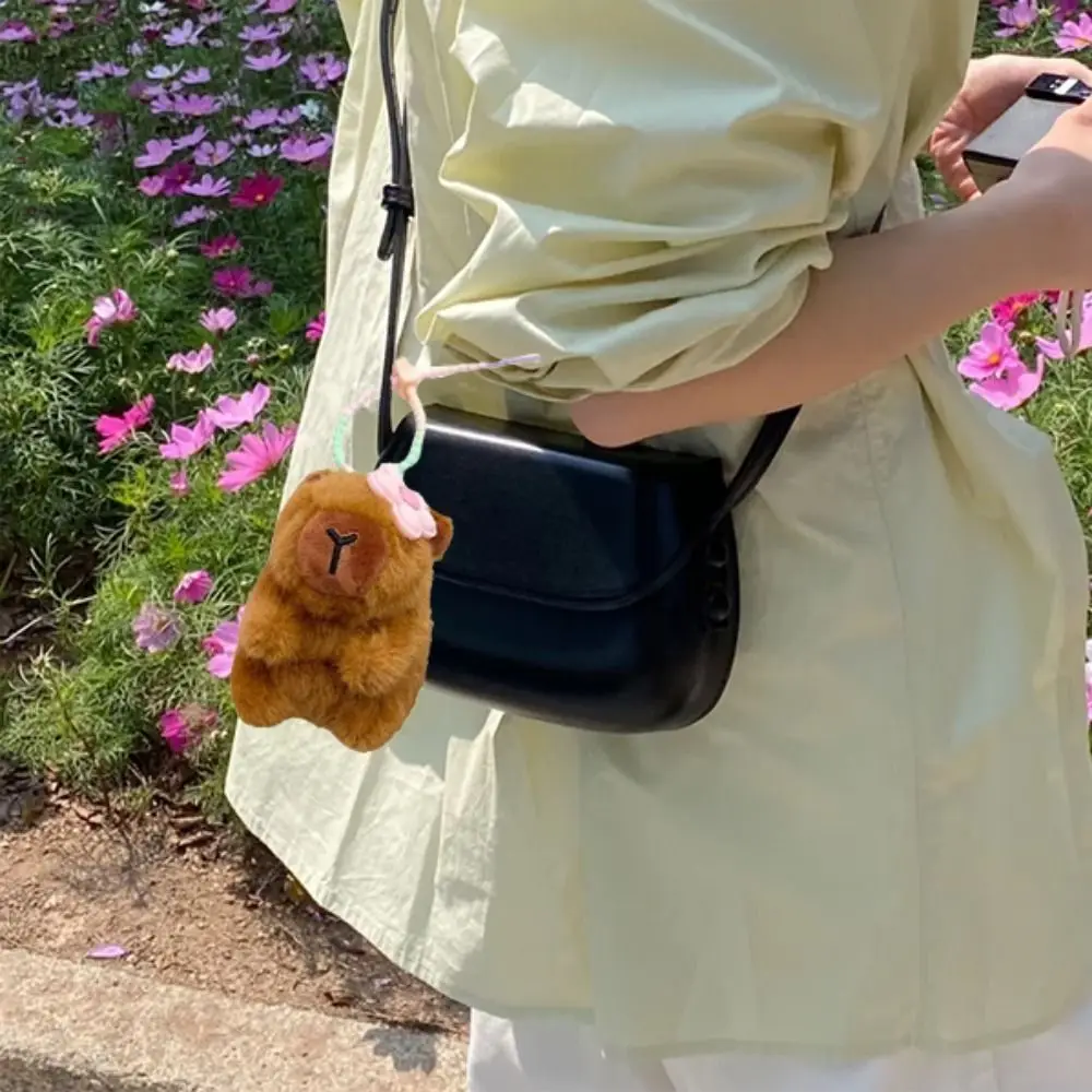 ตุ๊กตาตุ๊กตา Capybara จี้ตุ๊กตาสร้างสรรค์ตุ๊กตาน่ารัก Capybara พวงกุญแจดอกไม้เล็กๆตลก Capybara Plushie ตุ๊กตาพวงกุญแจ