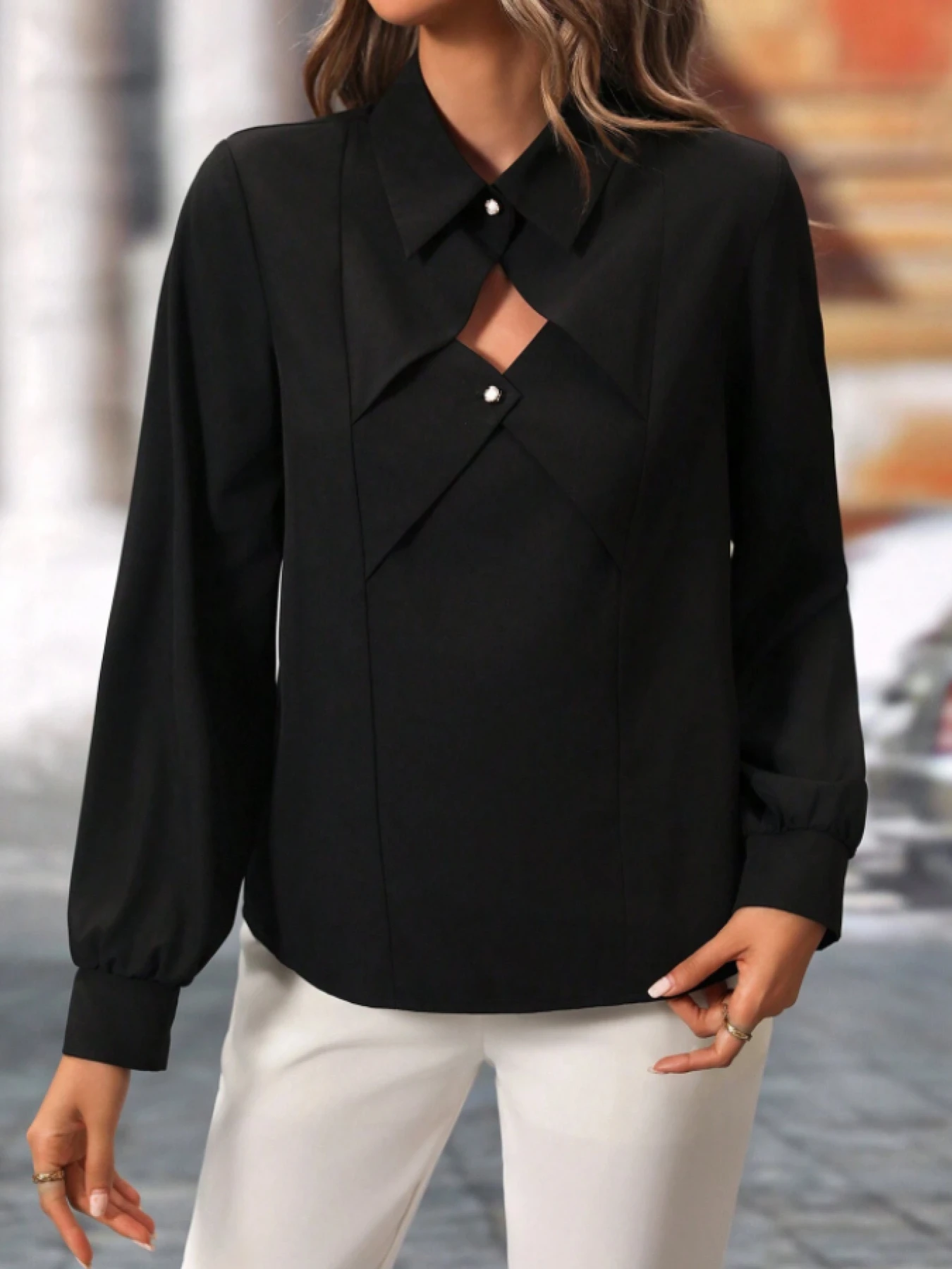 قميص نسائي ذو طية صدر السترة باللون الأسود مع أزرار لؤلؤية وأكمام طويلة بتصميم رفيع