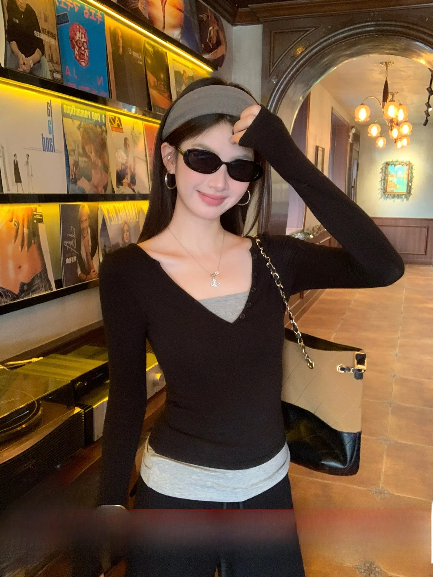 

Женская облегающая футболка с длинным рукавом, имитация двухслойности, повседневный стиль, V-образный вырез, без вкладышей для груди, осенняя новинка