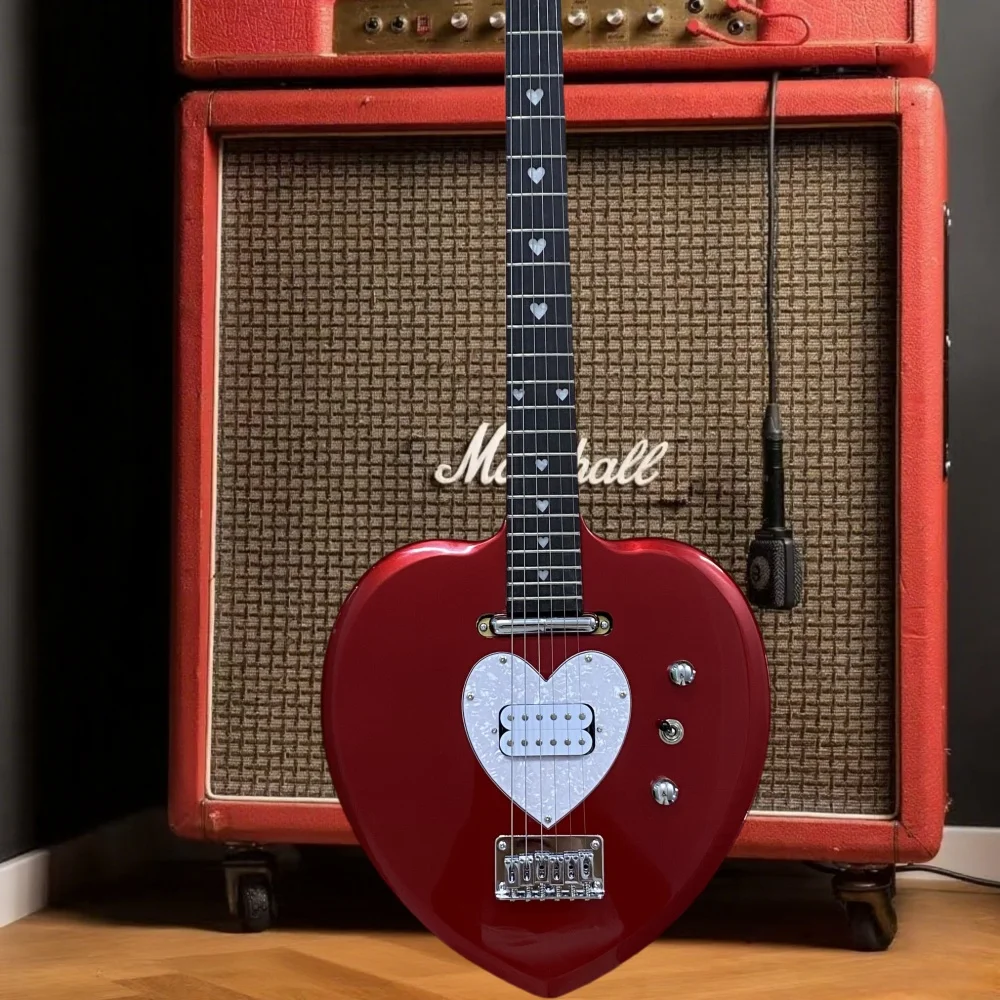 

Металлик, красный, 4-струнная бас-гитара в форме сердца, кленовый гриф, гриф из палисандра, хромированная фурнитура, 22 лада