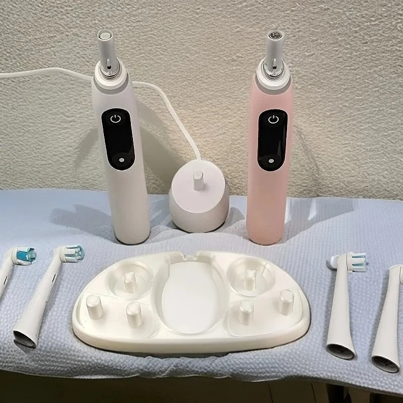 

Электрические зубные щетки для Oral-B, держатель для 2 зубных щеток, зарядная станция с 4 сменными насадками и местом для хранения.