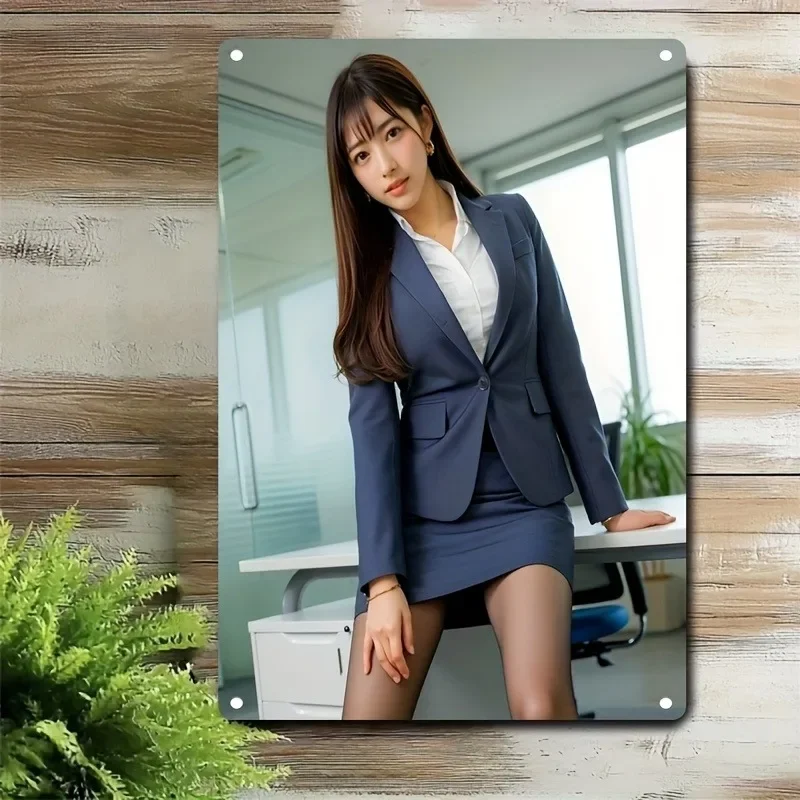 Letrero Metálico HD de Estilo Vintage con Imagen de Mujer Asiática Profesional en Traje Azul Marino Posando en Oficina, Decoración de Pared para el Hogar, Bar o Cuarto de Hombre