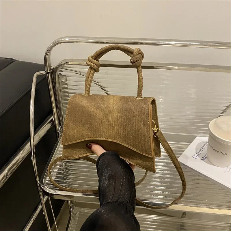 

2025 New Fashionable Women's Autumn Trend Fashion Shoulder Simple Leisure Crossbody Solid Color Small Square Bag