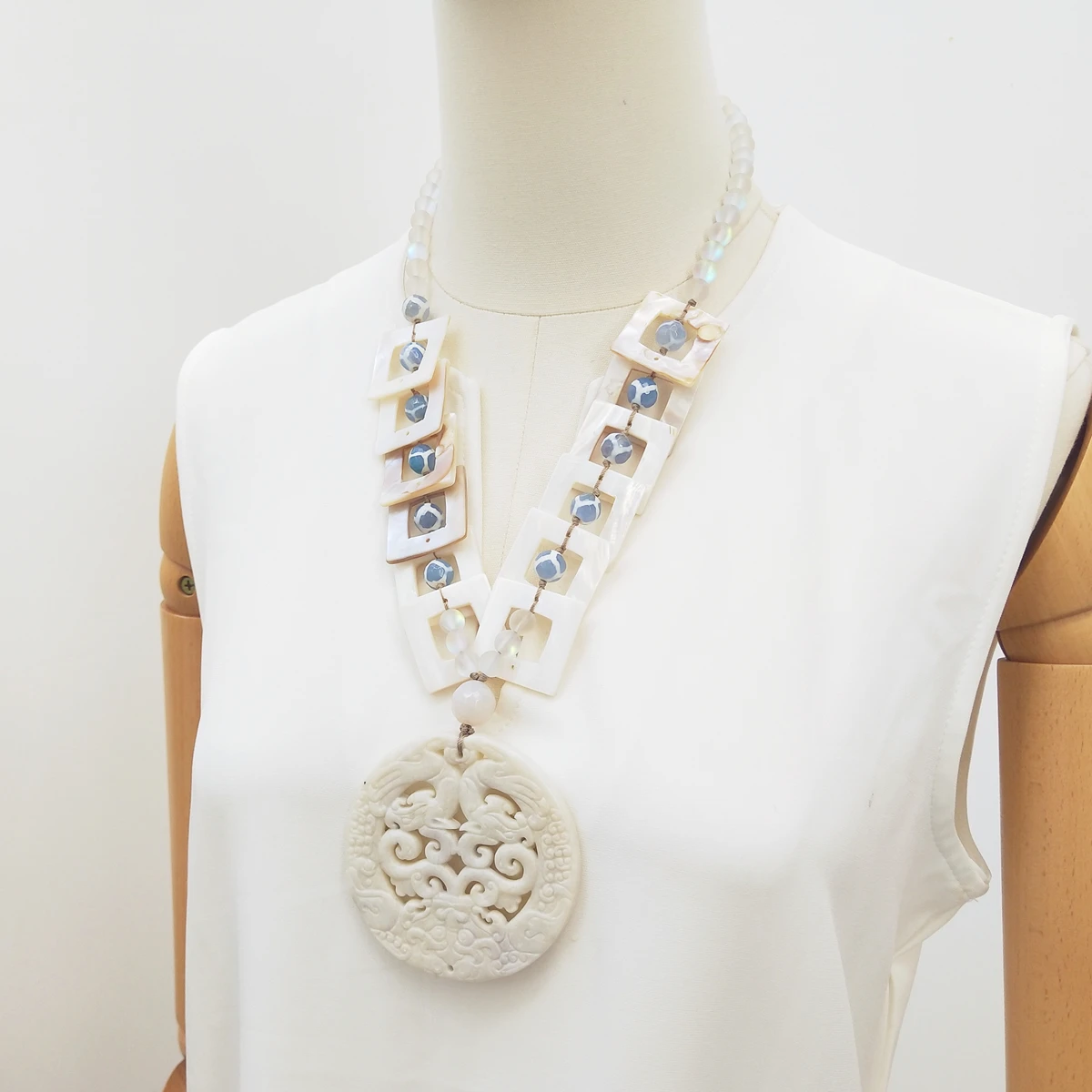

Lii Ji Real Stone Agate Mother of Pearl Manmade Moonstone Jade Pendant Necklace 61cm Sale Women Jewelry Gift