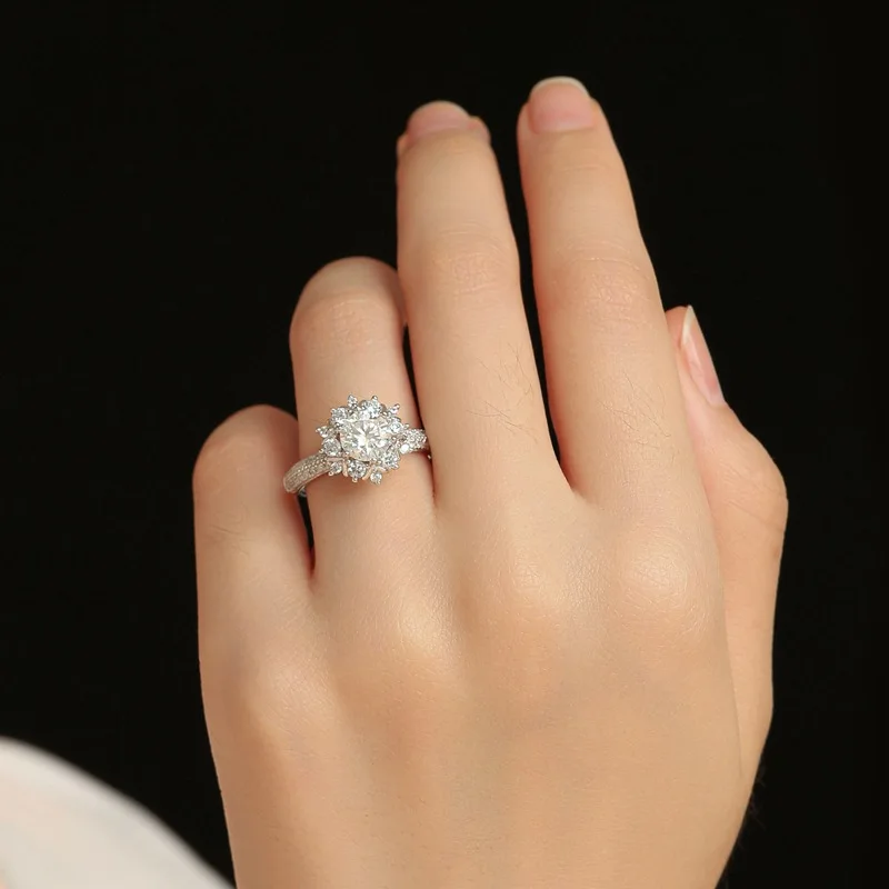 باقة خاتم نسائي PT950 Platinum1CT مويسانيتي بتلات الثلج المحيطة بالحجر الرئيسي خرافة الخطوبة هدية رومانسية