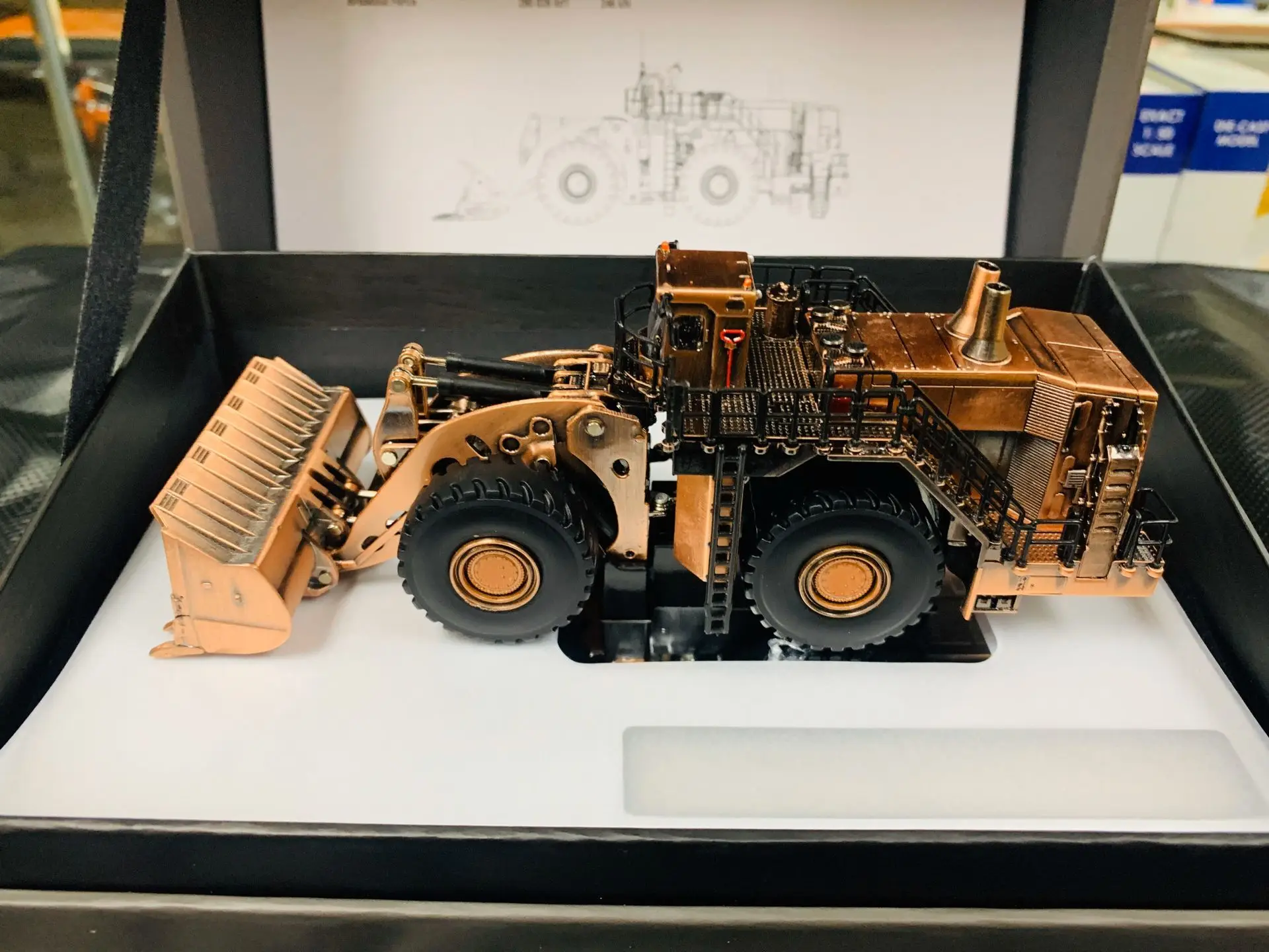 

1/125 Scale Alloy Toy Engineering Model 994K Copper Finish - Excavator Boy's Birthday Gift Scene Decoration DM-85672