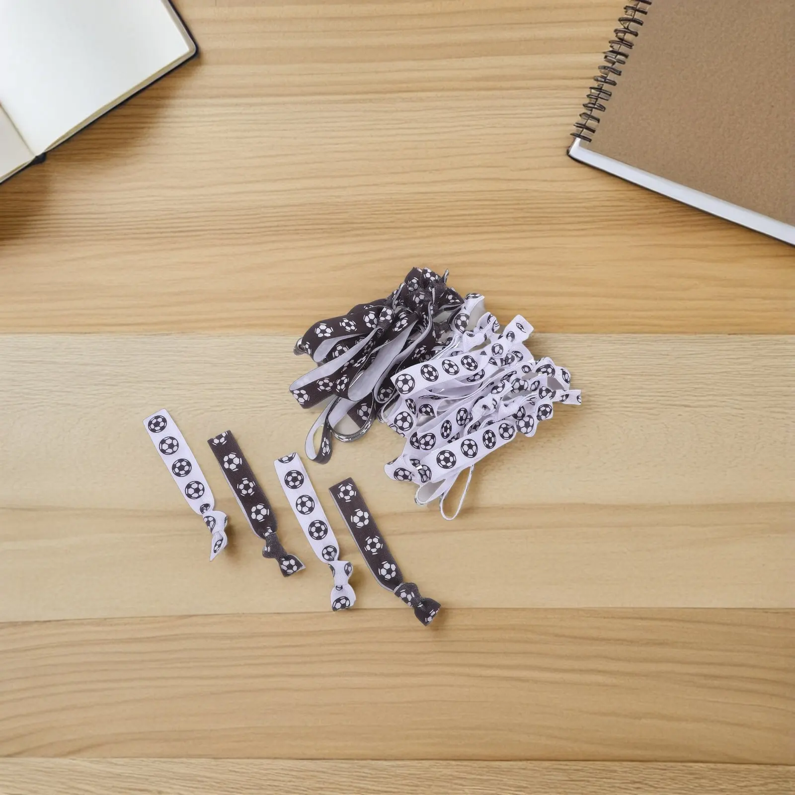 

40 шт. футбольных браслетов, приятных для кожи, спортивных держателей для хвостиков для девочек и женщин, с футбольной тематикой, сувениры для вечеринок, подарки для команды