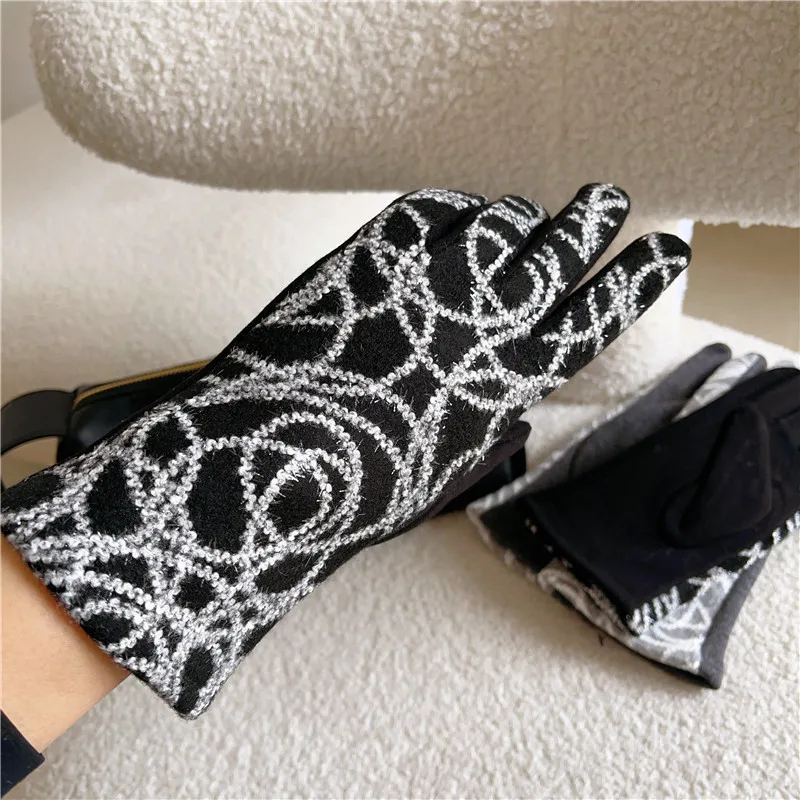 Fashion Personality Elegant Women Winter Keep Warm Touch Screen Embroidery Gloves Retro Style Drive Cycling Soft