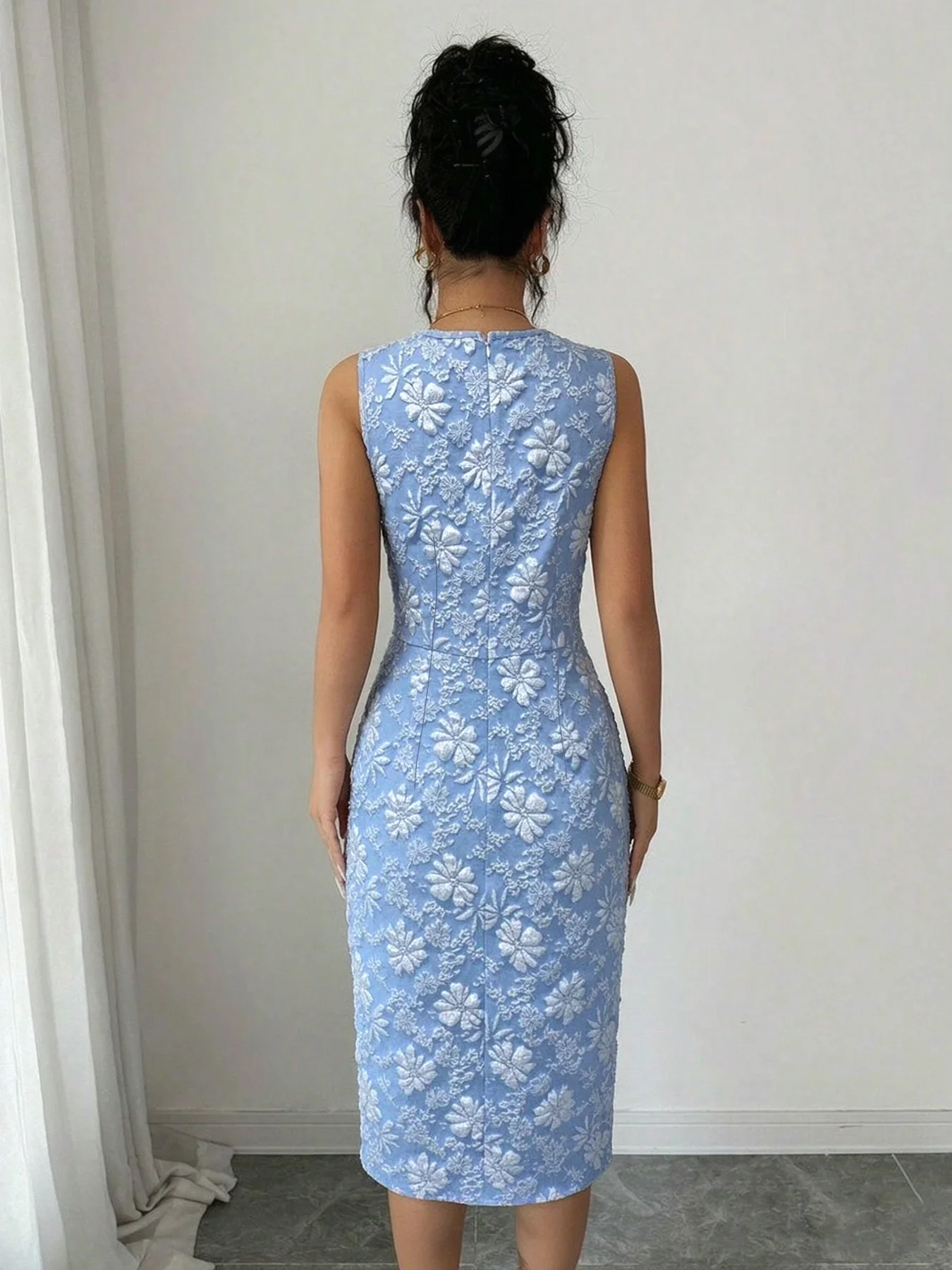 Damen-Midirock mit quadratischem Ausschnitt und einreihiger Knopfleiste aus Jacquard; ärmelloses, figurbetontes Kleid mit Schlitz und Hüftbetonung. – Detail 9