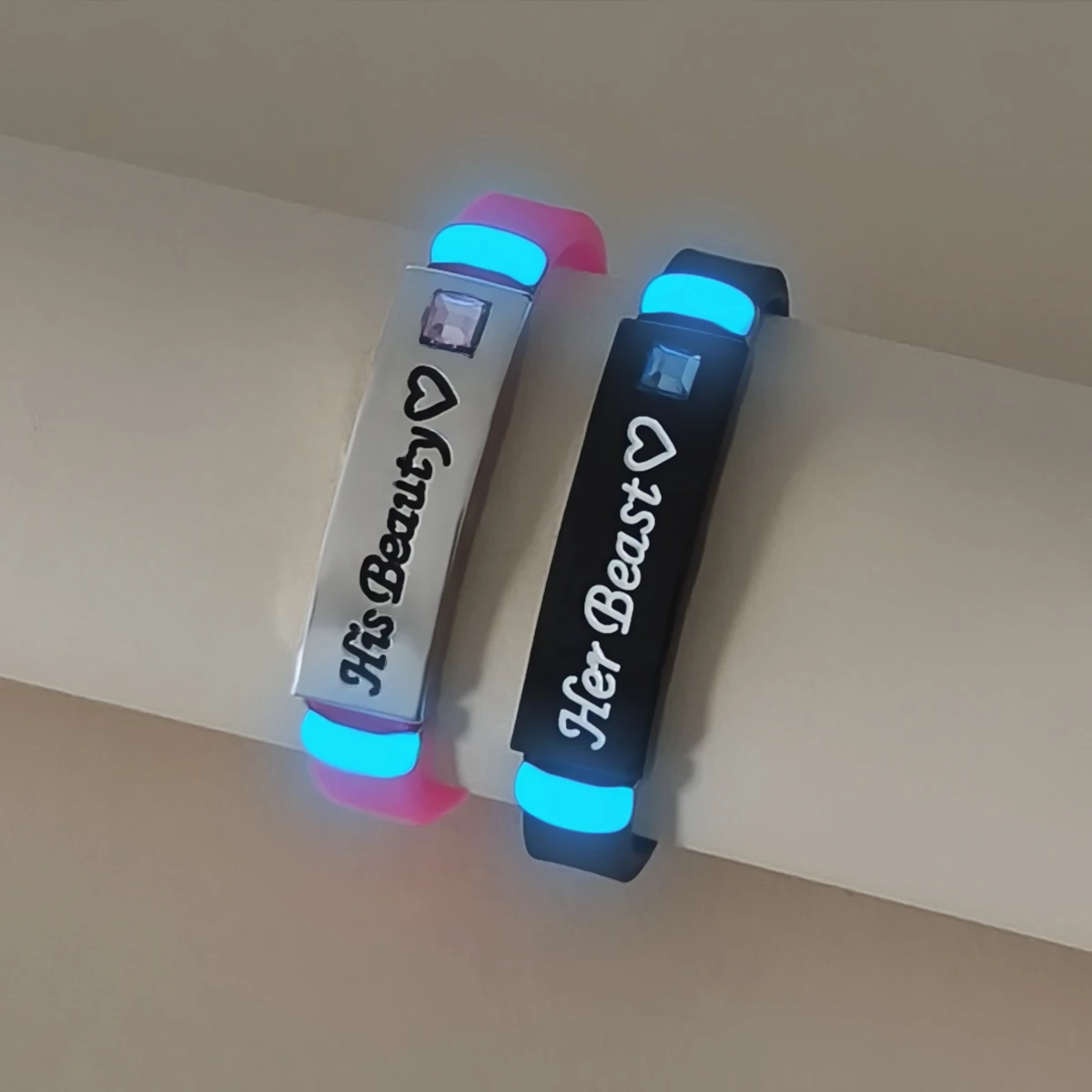 2-Piece Set Glow-in-the-Dark His Beauty & Her Beast Heart Pattern Couple Bracelets Women's Fashion Confession Wristbands