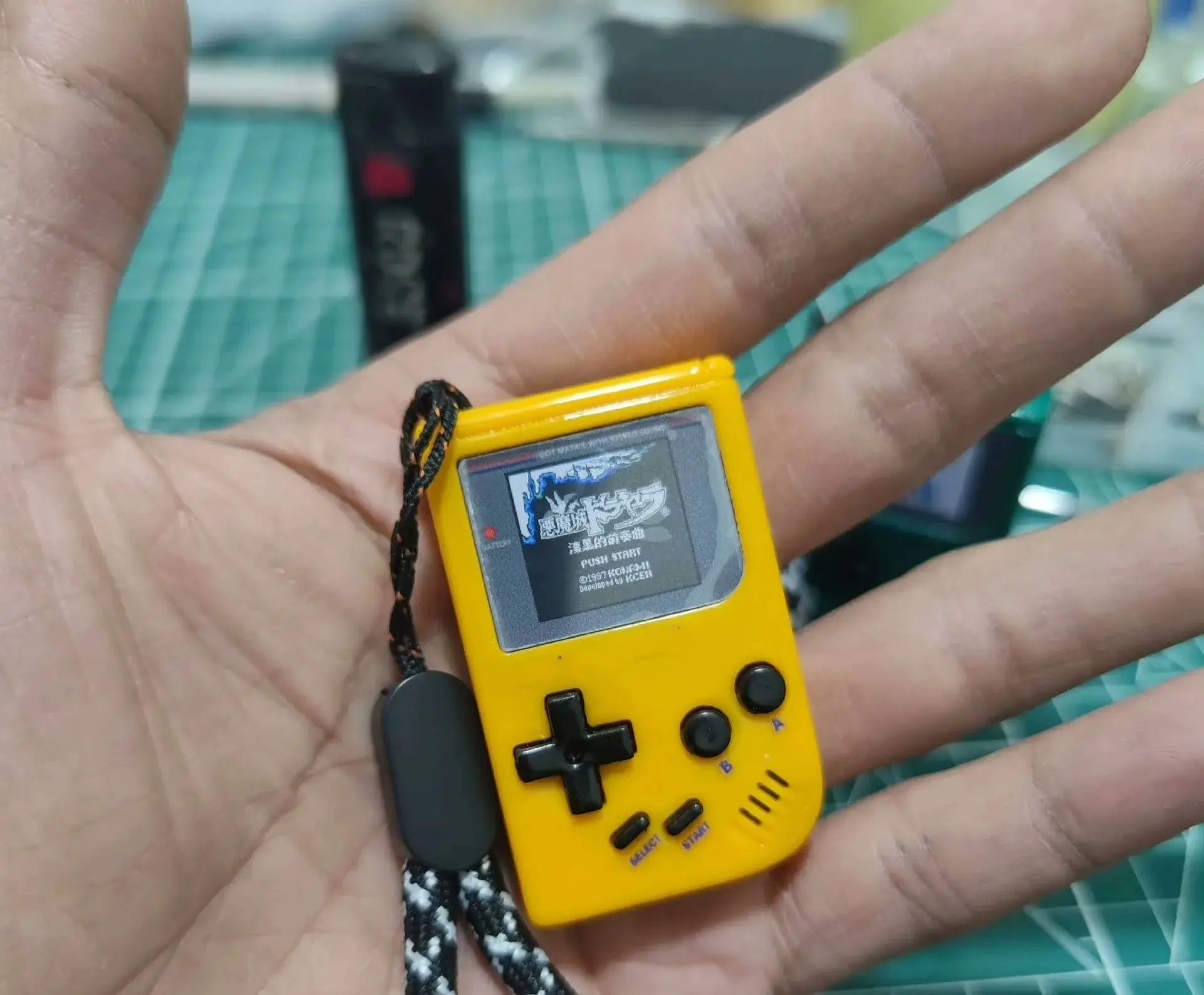 Super Mini GB Retro Handheld Game Console - Ultra Portable 5cm Pocket Size, Supports GB/GBC/NES Games, TF Card Slot