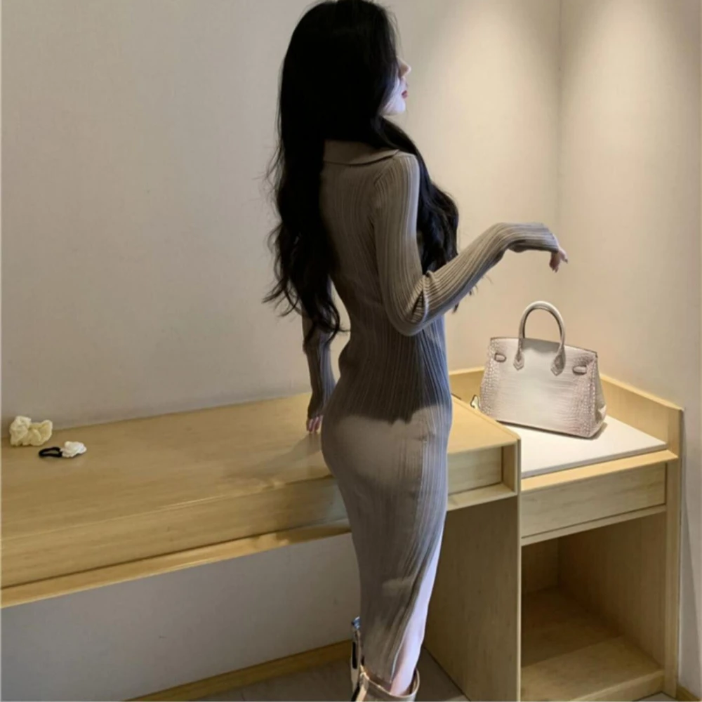 2025 Vestido feminino de malha midi com nervuras e gola em V, vestido de fenda alta, elegante e sexy, casual para outono e inverno