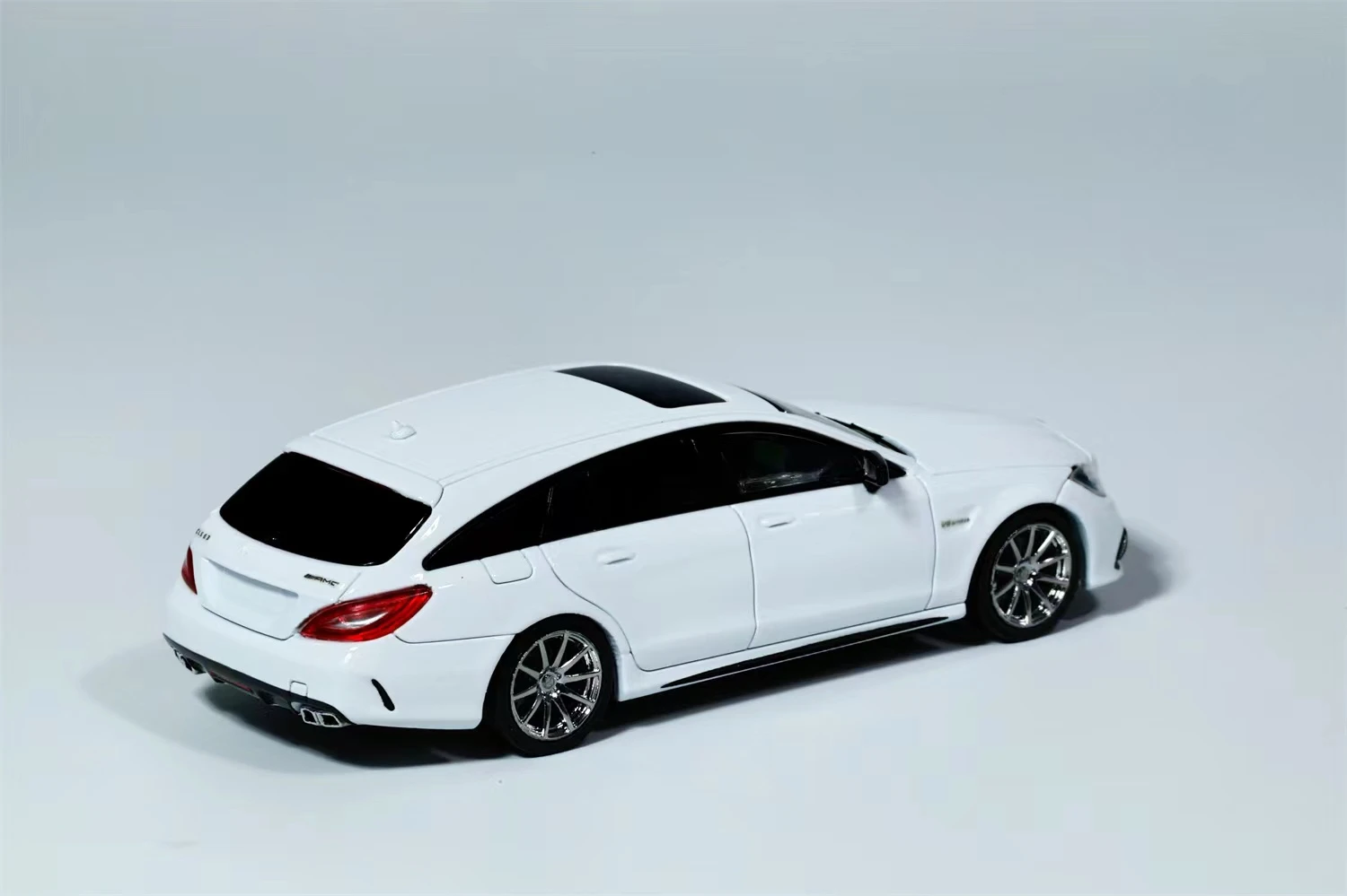 **الطلب المسبق ** Kingmodel 1:64 CLS63 فرامل التصوير فضي أسود أبيض Diecast Model Car