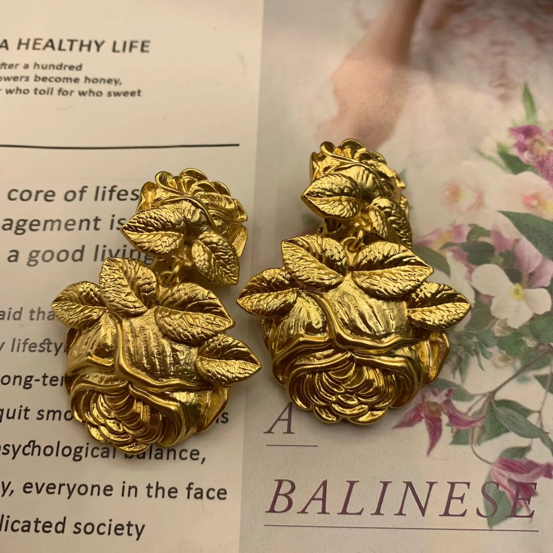 

Европейский и американский дизайн Sense Rose Flower Индивидуальная тенденция Элегантные универсальные зажимы для ушей