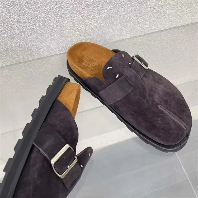 

Slip-on platform sandals with a hooded design and flat soles—easy to style, new spring/fall styles