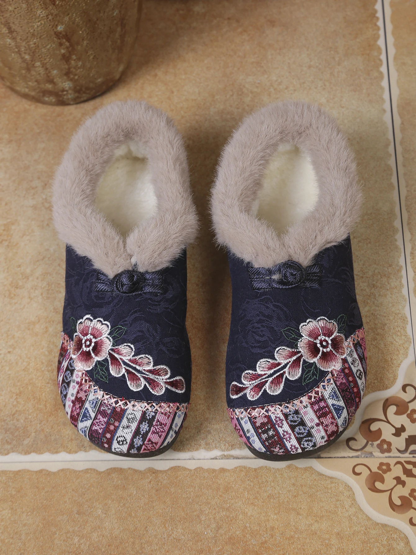 Damen Winterstiefeletten im chinesischen Stil, bestickt, aus Baumwolle, mit flauschigem Kragen, Fleece-gefüttert, zum Hineinschlüpfen, flach, rutschfest, warm, ethnische Freizeitschuhe – Detail 30