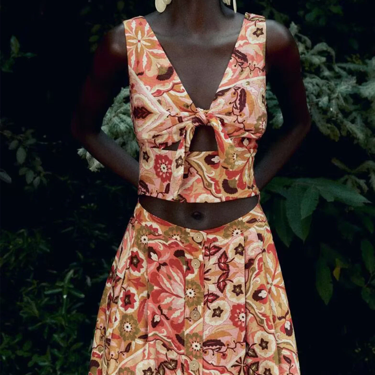 กระโปรงทรงเอเอวสูงสำหรับผู้หญิง พร้อมกระดุมตกแต่ง ชุดแฟชั่นฤดูใบไม้ร่วง 2025 เสื้อเอเลท็อปดีไซน์ผูกโบว์ ชุดสองชิ้น