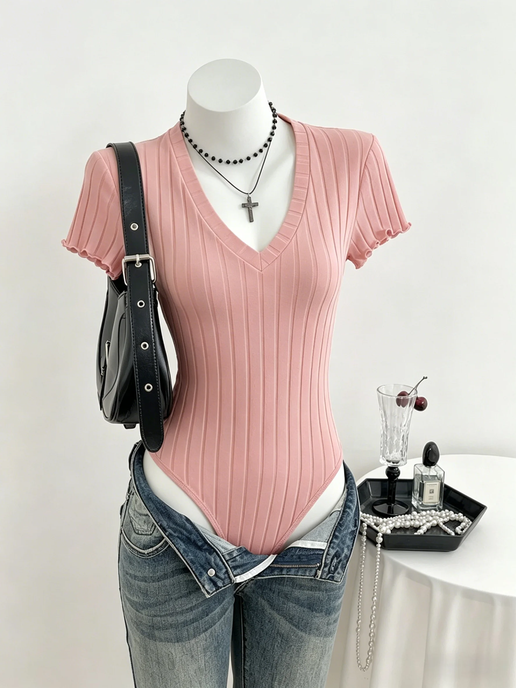 Damen gerippter V-Ausschnitt Kurzarm-Body mit Rüschenärmeln, schmal geschnittener, dehnbarer Strick-Jumpsuit, lässiger Mode-Top für Ausgehzwecke. – Detail 7