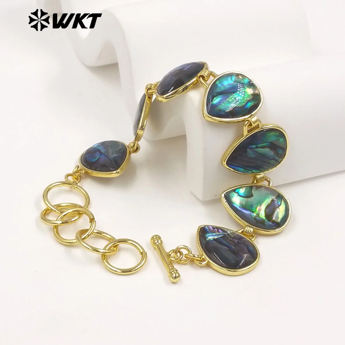 WT-MPB143 Fashionable Retro Vibe With Yellow Brass Abaloneshell Bracelet Oval Shape White Shell Charms OT Clasp Wholesale Bangle