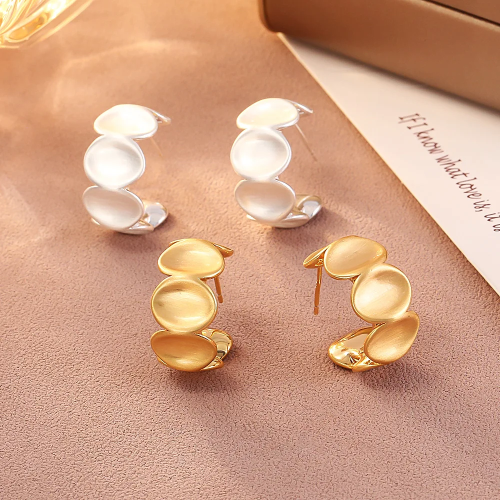 Niche design metal earrings, light luxury, high-end, irregular C-shaped earrings, exquisite, fashionable and versatile earrings