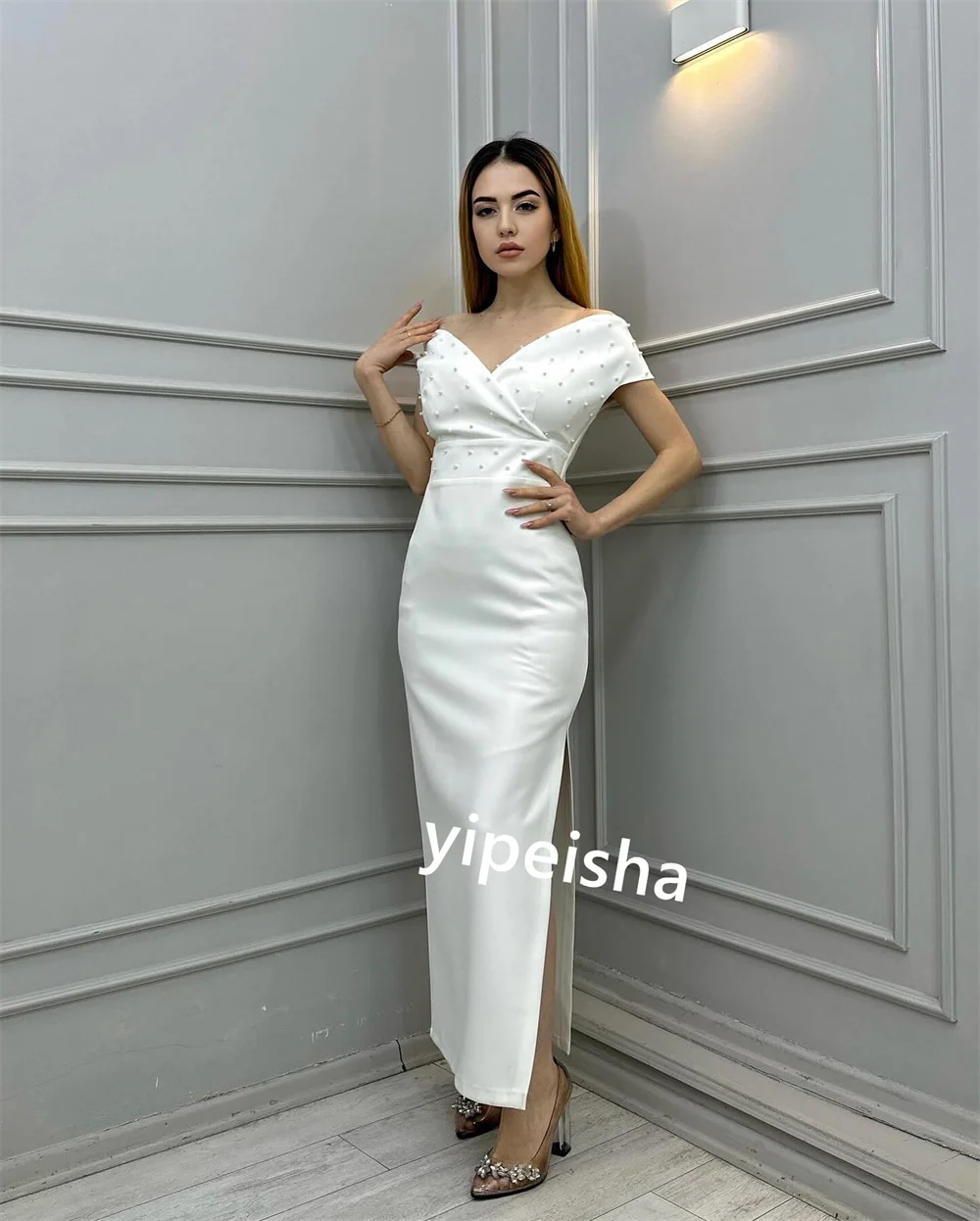 Vestido de noche personalizado con perlas de satén para fiesta de boda, corte en A, hombros descubiertos, vestido para ocasión a medida, vestidos por debajo de la rodilla de Arabia Saudita