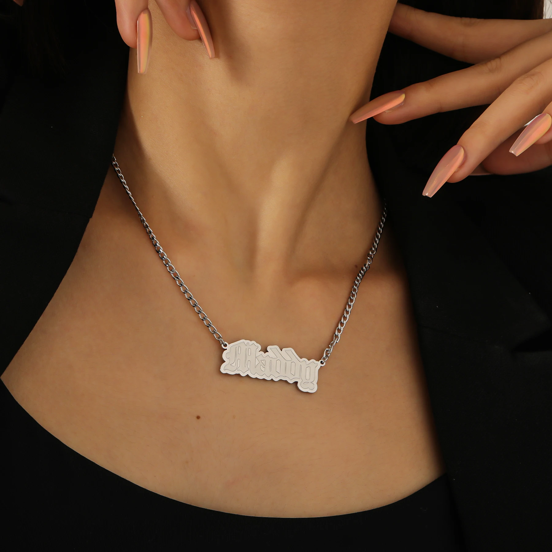 قلادة اسم مخصصة عالية الجودة من الفولاذ المقاوم للصدأ هدية مجوهرات عصرية مطلية بالذهب عيار 18 قيراط هدية للأقارب والأصدقاء