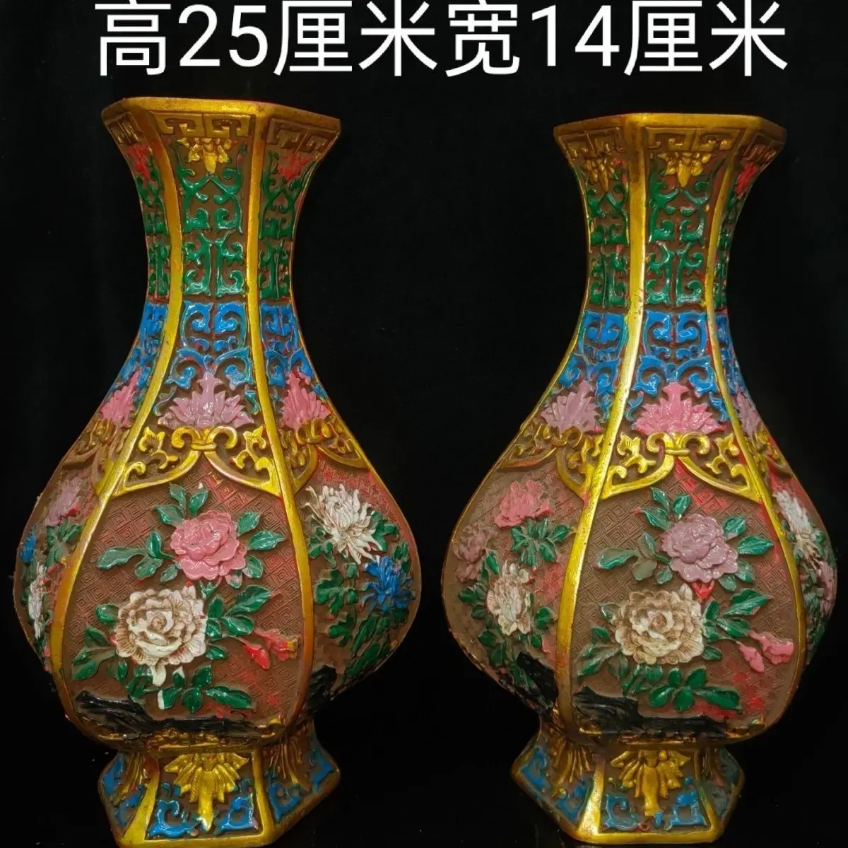 A pair of treasured lacquer vases, well preserved, exquisite craftsmanship, fine carving, and exquisite patterns