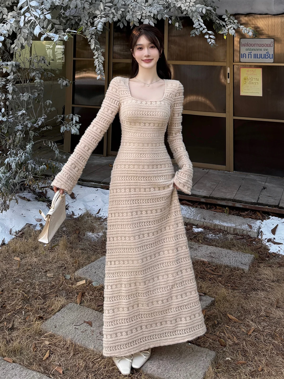 Elegancka damska sukienka z dzianiny w kolorze beżowym, z koronką, długim rękawem, kwadratowym dekoltem, ażurowymi wycięciami, spódnicą w kształcie litery A, warstwą wewnętrzną, idealna jako podkład pod jesienne płaszcze i ubrania.