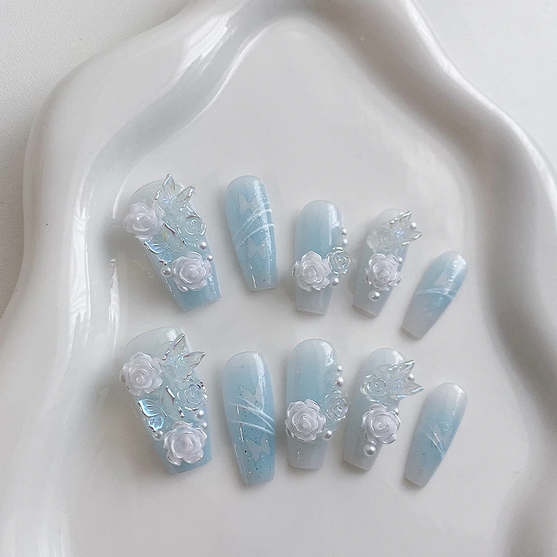 10 morceaux d'ongles en forme de cercueil faits à la main, beaux faux ongles, nail art dégradé bleu clair, fleurs blanches tridimensionnelles,