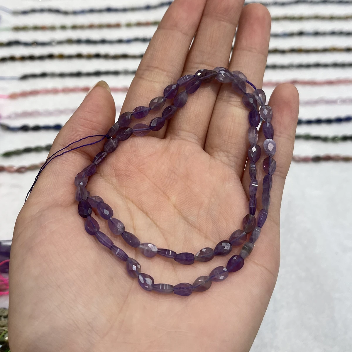 Natürliche Steinperlen aus Dialogit/Amethyst, 3 x 5 mm, zum Basteln von Schmuck, für DIY-Halsketten, Armbänder, Ketten und Ohrringe. – Detail 3