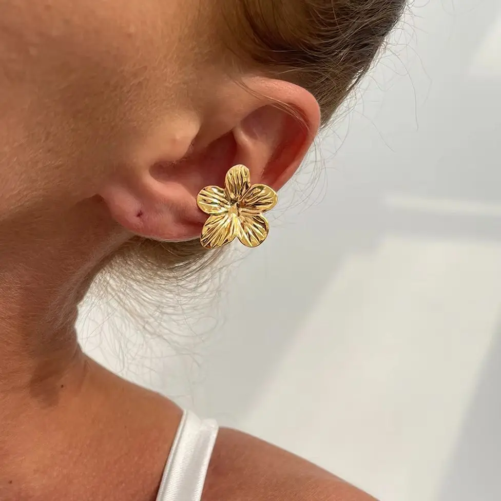 KunJoe Elegante goldfarbene Blumen-Ohrclips, Ohrringe ohne Perforation, für Damen, modisches Blütenblatt, Blumen-Ohrstulpe, täglicher Schmuck, neu