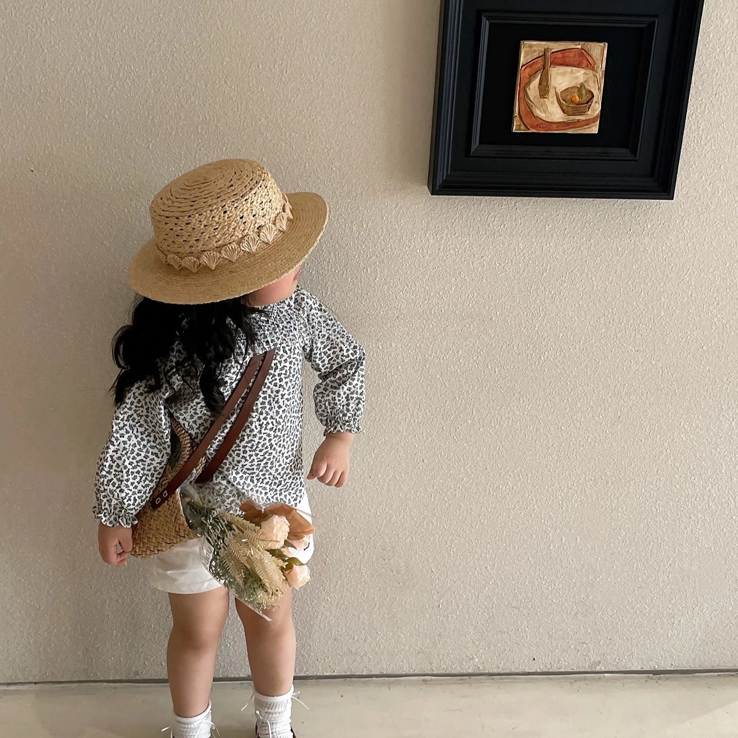 Bild 4: Sommerlicher koreanischer Strohhut mit Muscheldetails, breiter Krempe und UV-Schutz für Mädchen – ideal für Strand und Alltag