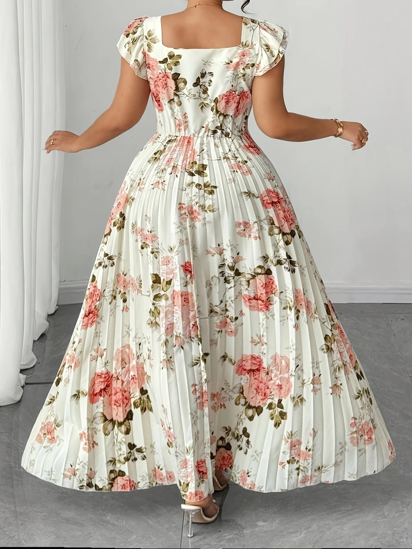 Damen-Maxikleid in Übergröße, cremefarben-rosafarben, mit Rosenmuster, eckigem Ausschnitt, flatternden Flügelärmeln und hoher Taille, plissiert. – Detail 1