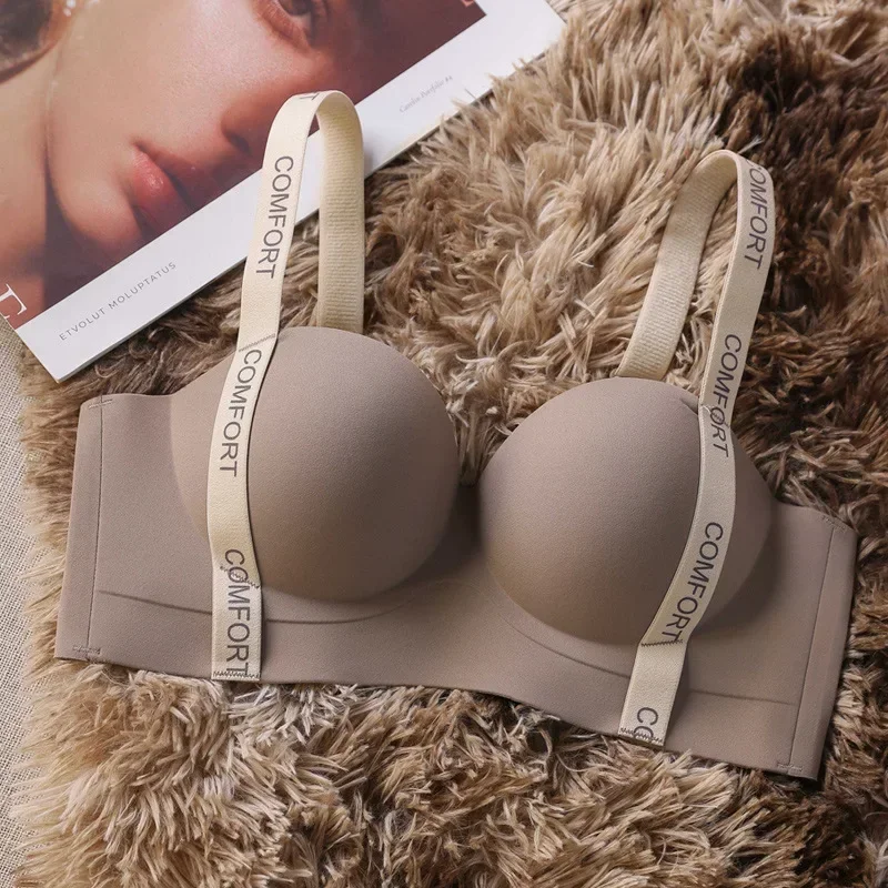 Seamless bra pulls up a small chest to make it bigger A half-cup bra without underwire nipple lifts to prevent sagging