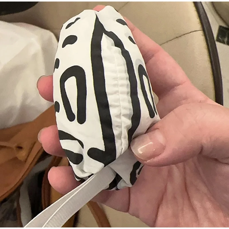 Faltbare, verformbare Handtasche „Fortune Fish“, Taschenanhänger, wasserdichte Schultertasche aus Nylon-Netzstoff, lässige Einkaufstasche für Damen. – Detail 14
