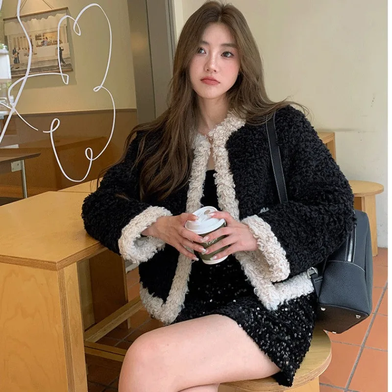 2023 Winter New Women Faux Fur Coat Female Short Temperamental Lamb Wool Round Neck Outwear Fashion Stitching Thickening Outcoat