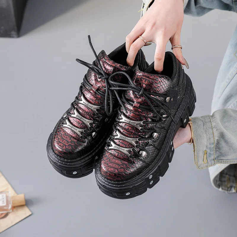 

Новые женские высокие кроссовки 2026 года в стиле панк с массивной подошвой-платформой, бордовые, с узором под питона
