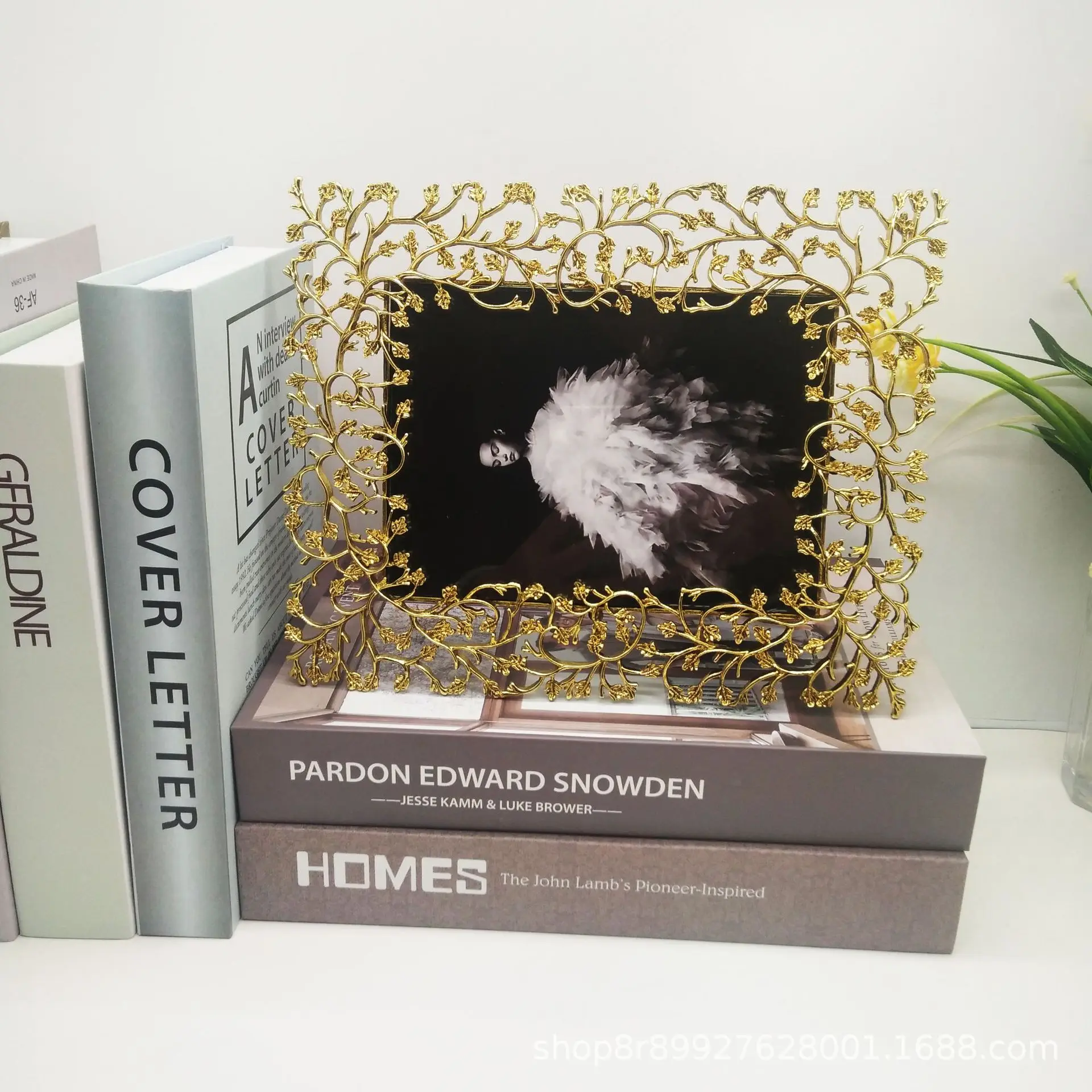 Manufacturer Source Metal Fashion European Retro Metal Photo Frame Lightweight and High Hardness Family Ornament Decoration