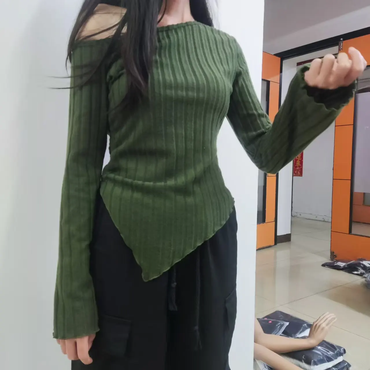 Damen Einfarbiges Schulterfreies Langarm-Shirt mit Asymmetrischem Schnitt, Elegantes Casual Street-Style Top mit Trompetenärmeln – Detail 10